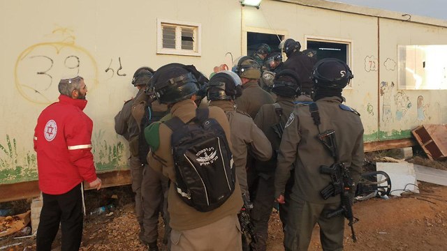 Israeli forces evacuate settlers from Amona (Photo: Mateh Binyamin )