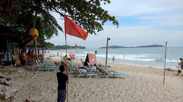 החוף של קוסמוי ב תאילנד מתכוננים ל סופה טרופית (צילום: AP)