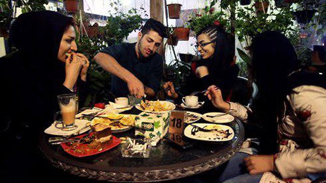 פרויקט 40 שנה למהפכה האיסלאמית ב איראן צעירים ב בית קפה (צילום: AP)