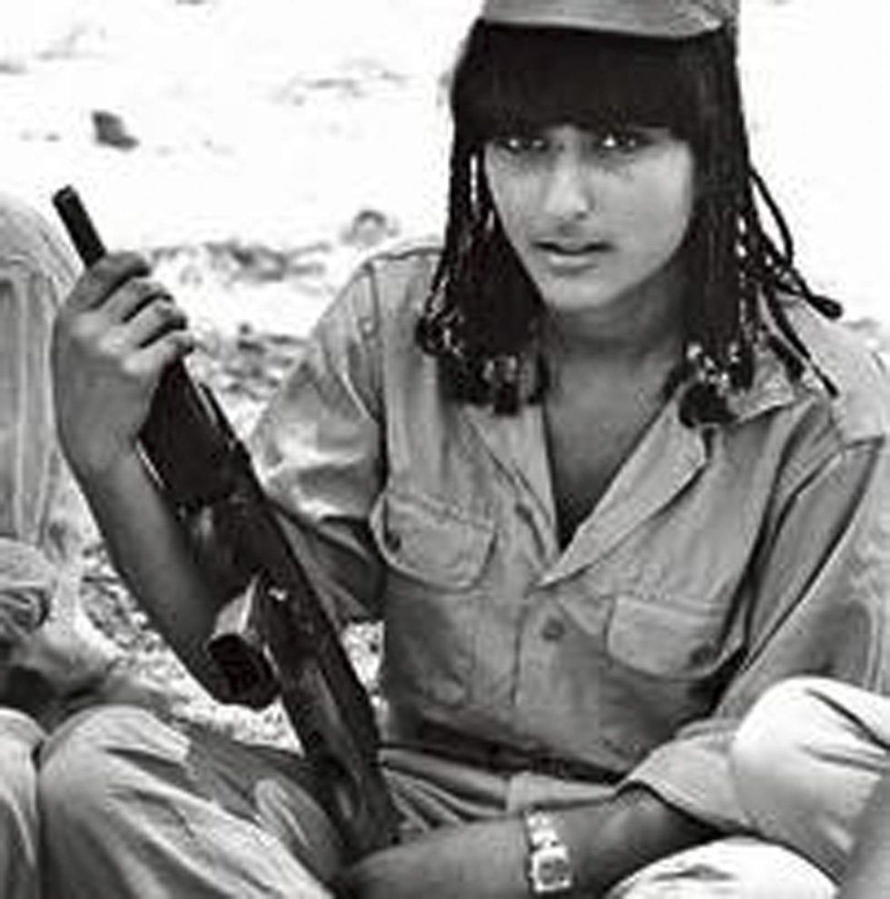 Девушка-солдат с автоматом "Узи". Фото: пресс-служба правительства