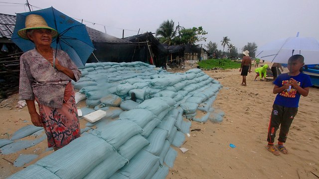 מתכוננים לסופה הטרופית פאבוק החוף של סונגקלה תאילנד (צילום: AP)