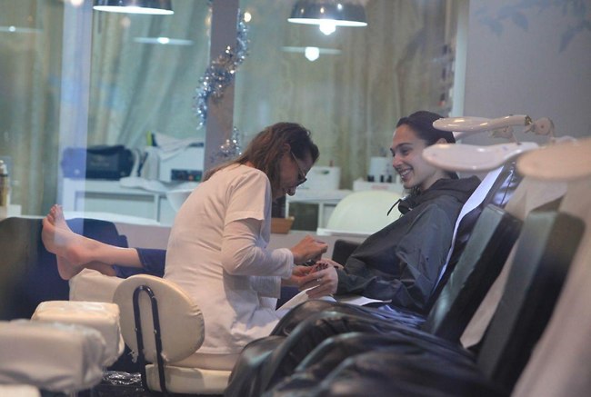 איך לא הלכנו ללמוד פדיקור רפואי? גל גדות (צילום: מוטי לבטון) איך לא הלכנו ללמוד פדיקור רפואי? גל גדות (צילום: מוטי לבטון)