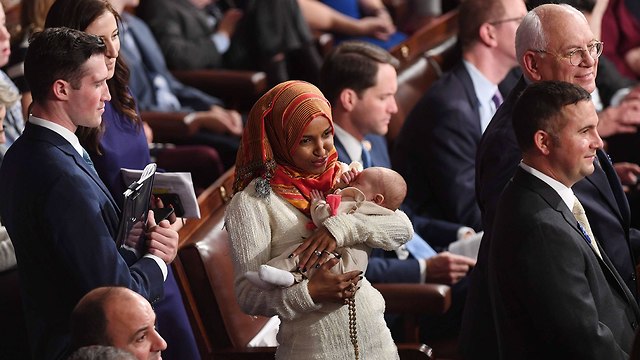 Мусульманка Омар на заседание является и с младенцем. Фото: AFP (Photo: AFP)