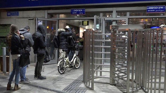 עומס רב בכניסה לתחנת רכבת השלום בשל קיצוצים באבטחה (צילום: ליהי קרופניק)