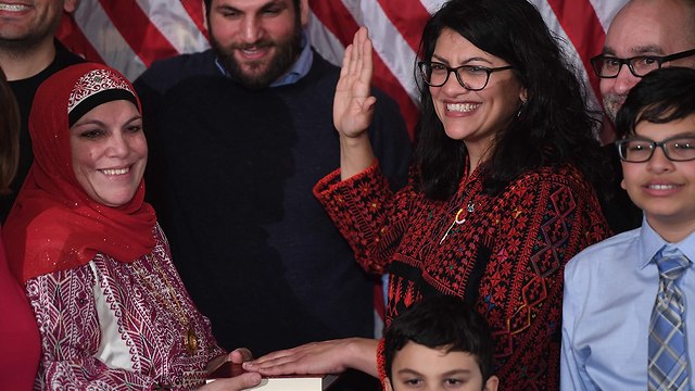 Рашида Тлаиб приносит присягу на Коране, принадлежавшем Томасу Джефферсону. Фото: AFP