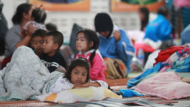 ילדים שפונו מבתיהם במרכז פינוי בנאקון סי טמרט (צילום: רויטרס)