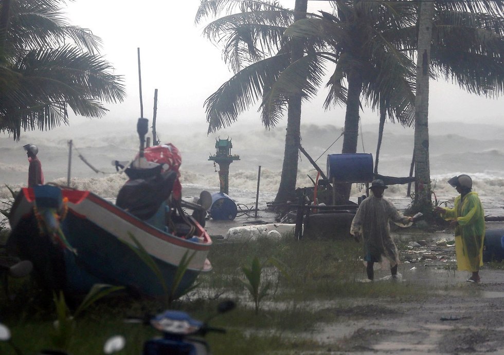 הסופה הטרופית פאבוק בנאקון סי טמרט, תאילנד (צילום: EPA)