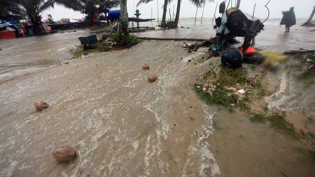 הסופה הטרופית פאבוק בנאקון סי טמרט, תאילנד (צילום: AP)