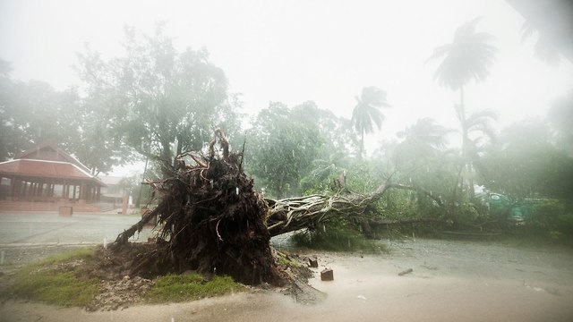הסופה הטרופית פאבוק בנאקון סי טמרט, תאילנד (צילום: רויטרס)