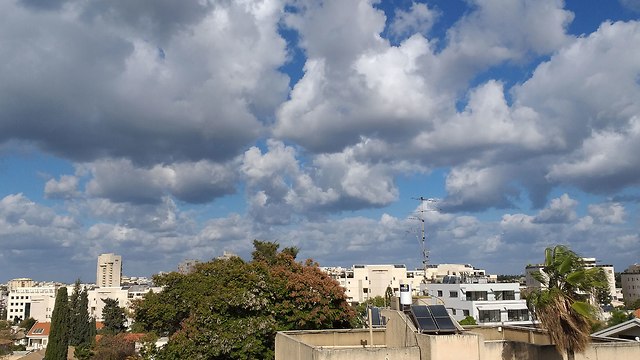 עננים בתל אביב (צילום: רועי קור )