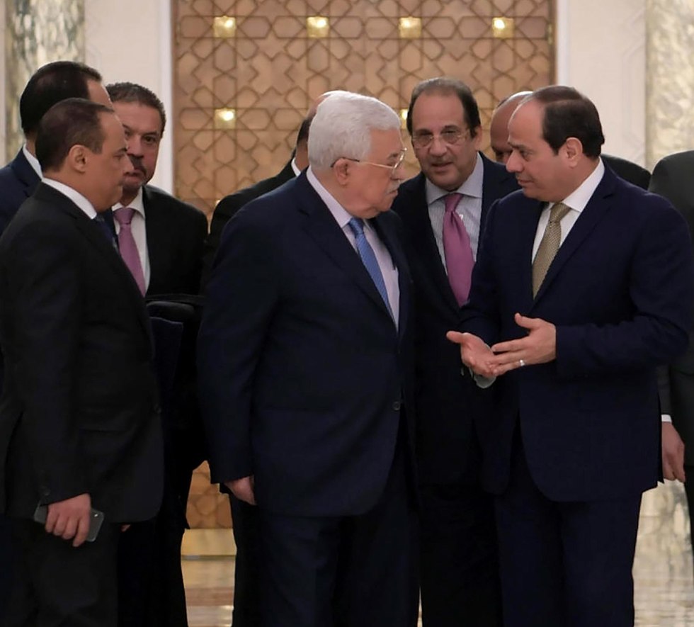 Palestinian President Mahmous Abbas with his Egyptian counterpart Abdel Fattah el-Sisi (Photo: AFP)