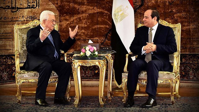 El-Sisi and Abbas during a meeting in Egypt (Photo: AFP)