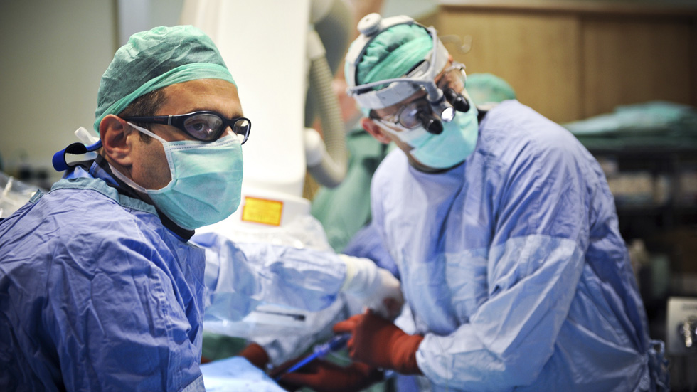 Доктор Артур Кернер во время операции. Фото: Бен Юстер ("Рамбам")