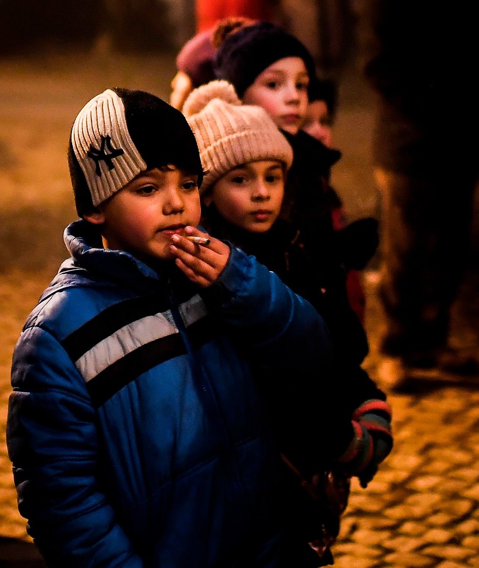 ילדים מעשנים בפסטיבל חג ההתגלות ואלה דה סלגוארו צפון פורטוגל   (צילום: AFP)