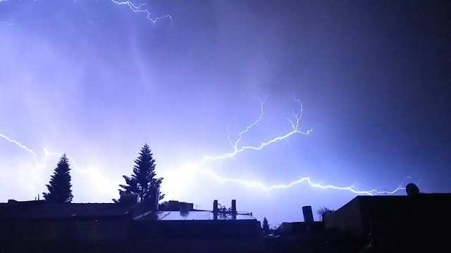 סופת ברקים תל אביב (צילום: רועי קור )