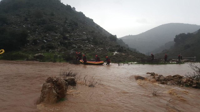 חילוץ הצעיר באזור נחל חילזון (צילום: דוברות כבאות והצלה מחוז צפון)