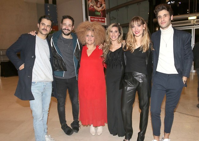מגובשים. הקאסט של ההצגה (צילום: ענת מוסברג) מגובשים. הקאסט של ההצגה (צילום: ענת מוסברג)