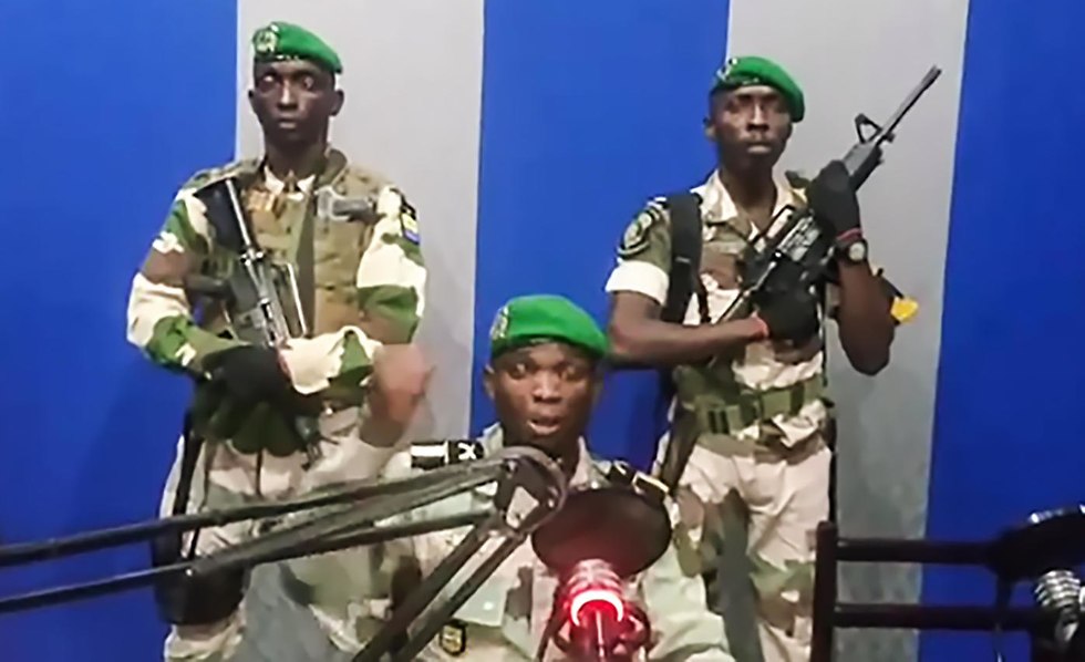 חיילים בצבא גבון מכריזים על הפיכה נאום ב רדיו הממלכתי (צילום: AFP)