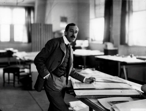 האדריכל והמעצב הבלגי ון דה ולדה, שהזמין את גרופיוס להקים את ''בית הבנאים'' (צילום: Louis Held, o.D)