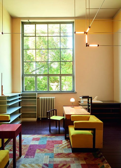 משרדו של גרופיוס, על רהיטיו המקוריים, באוניברסיטת באוהאוס בוויימאר. פשטות, ניקיון, צבעוניות (צילום: Samuel Zuder)