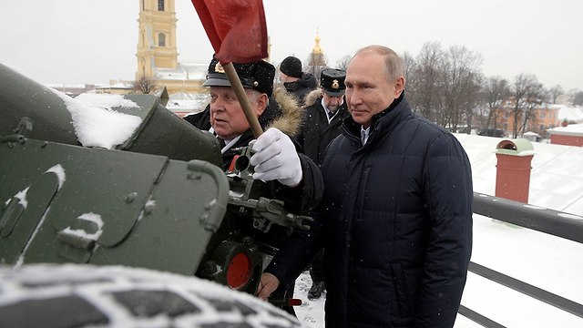 ולדימיר פוטין יורה ב תותח חג המולד סנט פטרבורג רוסיה (צילום: AP)