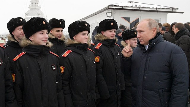 ולדימיר פוטין יורה ב תותח חג המולד סנט פטרבורג רוסיה (צילום: AP)
