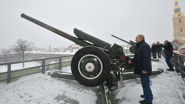 ולדימיר פוטין יורה ב תותח חג המולד סנט פטרבורג רוסיה (צילום: MCT)