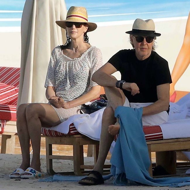 נראים דרוכים. פול מקרטני וננסי שוול (צילום: Splashnews) נראים דרוכים. פול מקרטני וננסי שוול (צילום: Splashnews)
