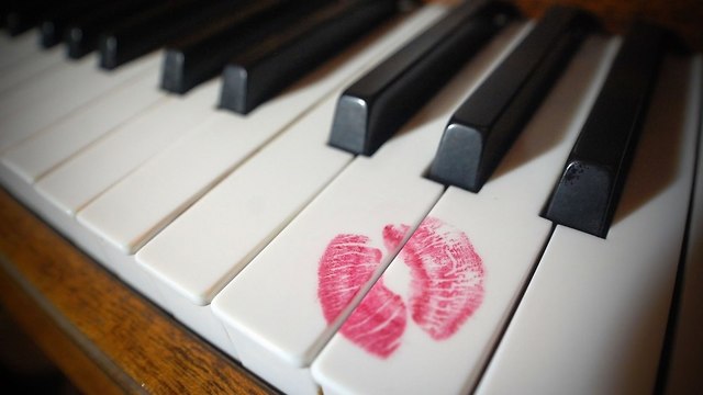 אילוסטרציה של פסנתר עם סימן ליפסטיק (צילום: Shutterstock)