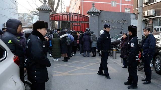 שוטרים והורים מחוץ ל בית ספר יסודי ב בייג'ינג בירת סין שבו תקף גבר תלמידים בפטיש (צילום: EPA )