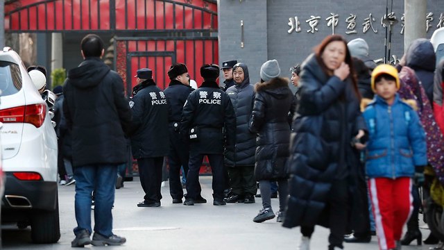 שוטרים והורים מחוץ ל בית ספר יסודי ב בייג'ינג בירת סין שבו תקף גבר תלמידים בפטיש (צילום: EPA )