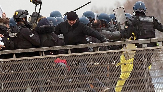 כריסטוף דטנז'ה מתאגרף לשעבר תוקף שוטרים מחאת האפודים הצהובים ב צרפת (צילום: EPA)