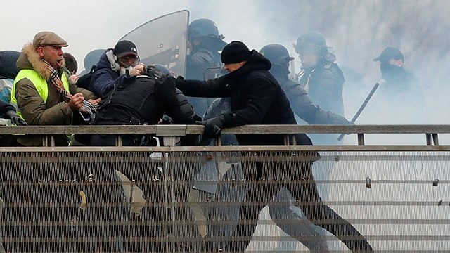 כריסטוף דטנז'ה מתאגרף לשעבר תוקף שוטרים מחאת האפודים הצהובים ב צרפת (צילום: רויטרס)
