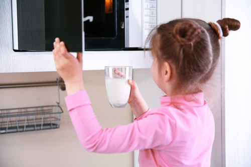 Микроволновкой умеют пользоваться даже дети. Фото: shutterstock