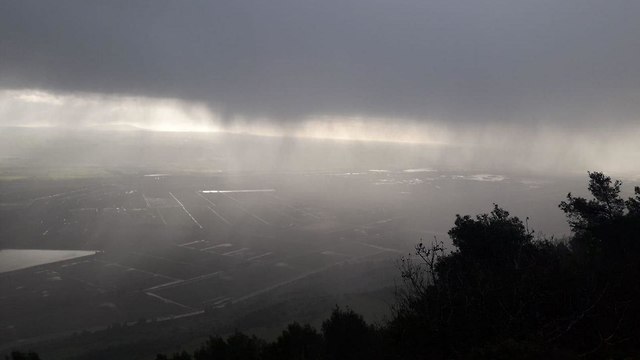 Дождевые облака на горе Нафтали. Фото: Анат Зистович