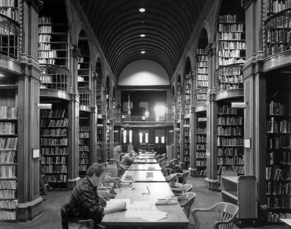אולם קריאה בספרייה הציבורית של וובורן, מסצ'וסטס, בתכנון האדריכל הנרי רובסון ריצ'רדסון. הוכרזה כאתר היסטורי לאומי בארה''ב (צילום: Robert Dawson)