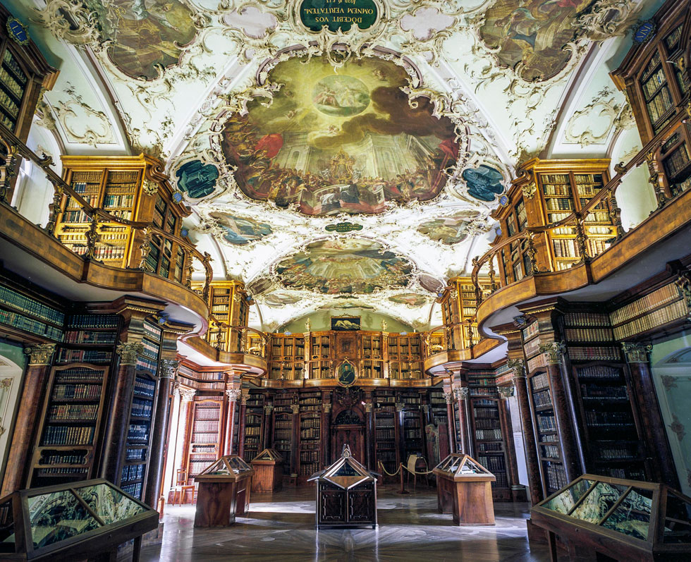 הספרייה העתיקה בסנט גאלן, שווייץ, שהוכרזה כאתר מורשת עולמי מטעם אונסקו. מעוצבת בסגנון רוקוקו (צילום: Robert Dawson)