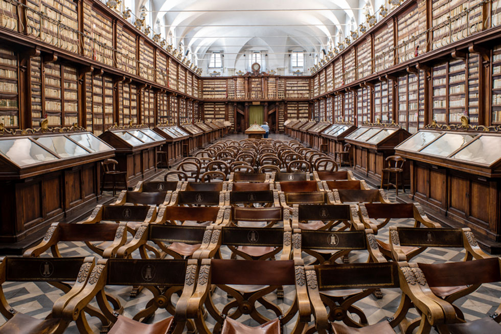 ספריית Catantense ברומא. הספריות הישנות אטומות ומסוגרות, בעוד שהחדשות קלילות ופתוחות לסביבה (צילום: Robert Dawson)