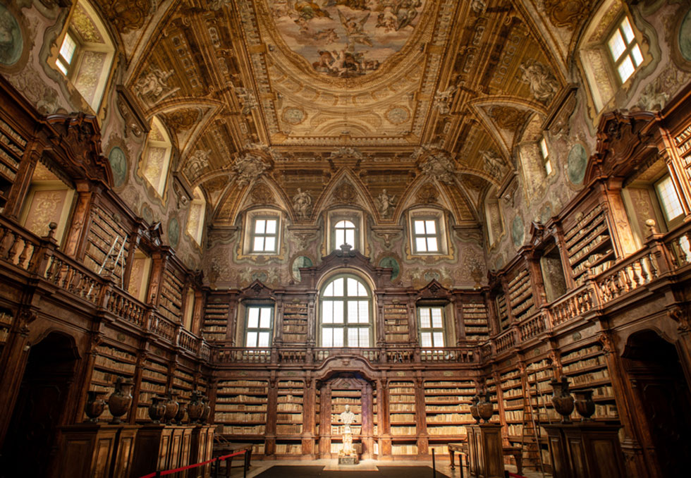 הספרייה במנזר ג'ירולאמיני, נאפולי. ''הספרייה היא המקום ששומר את הזכרונות'' (צילום: Robert Dawson)