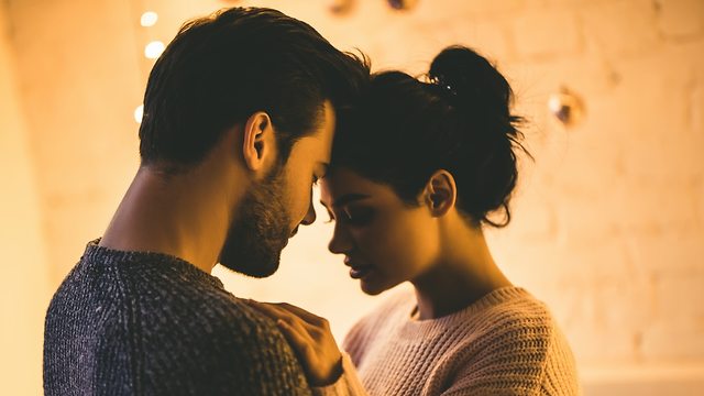 זוג סקסי משדר תשוקה (צילום: Shutterstock)