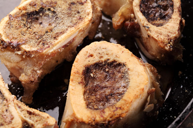כדאי להוסיף לתבשיל עצמות בקר, עם או בלי מח, שמעניקות טעם מיוחד (צילום: Shutterstock)