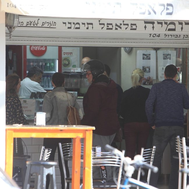סליחה, אדוני, יש תור! (צילום: מוטי לבטון) סליחה, אדוני, יש תור! (צילום: מוטי לבטון)