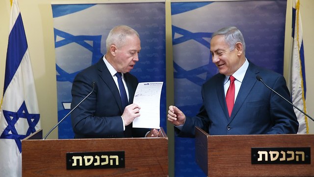 Netanyahu embraces Galant into the arms of the Likud Party (Photo: Ohad Zwigenberg)