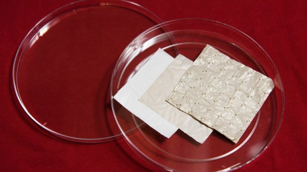 פלסטיק נושם. דוגמיות של פוליאתילן בעל ננו-נקבוביות, המאפשר קירור מרבי של הגוף (צילום: L.A. Cicero, Stanford)