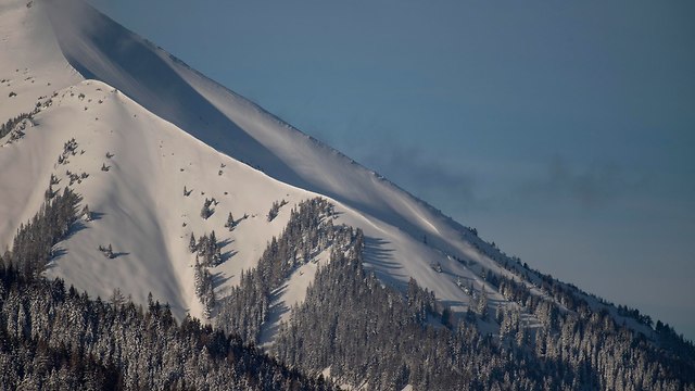 מפולת שלגים מלון שווייץ שלג (צילום: EPA)