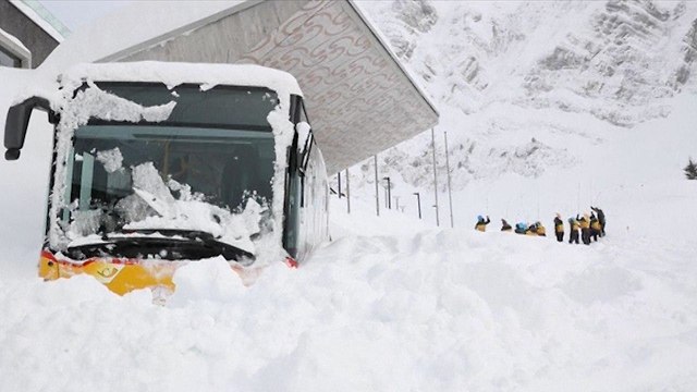 מפולת שלגים מלון שווייץ שלג (צילום:רויטרס)