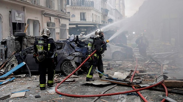 פיצוץ רובע 9 ב פריז צרפת (צילום: AFP)