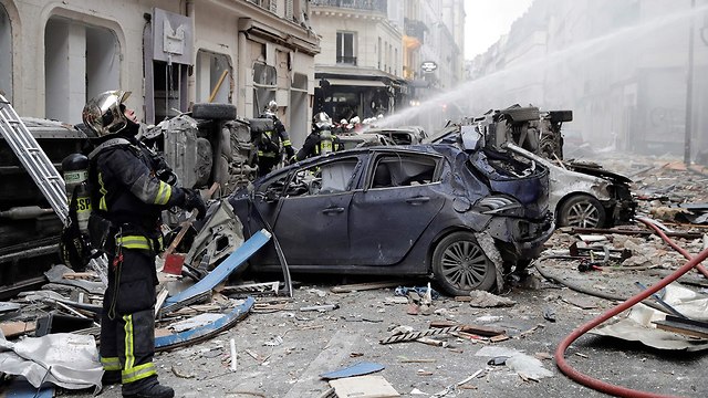 פיצוץ רובע 9 ב פריז צרפת (צילום: AFP)