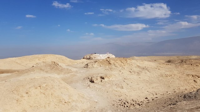 מטיילים בהר סדום, מדבר יהודה (צילום: נועה תמרי)