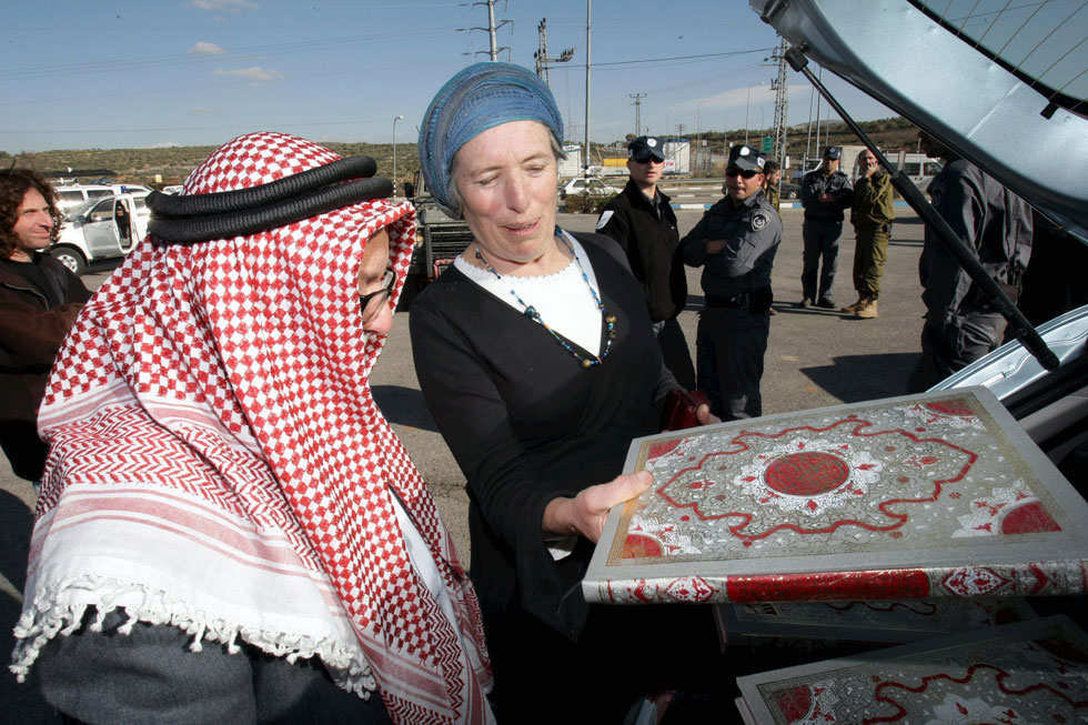 פרומן מבקרת בכפר יאסוף, דצמבר 2009, לאחר שהמסגד המקומי הוצת בידי מתנחלים, ומעניקה לתושבים ספרי קוראן כדי שיוכלו להתפלל (צילום: עמית שאבי)